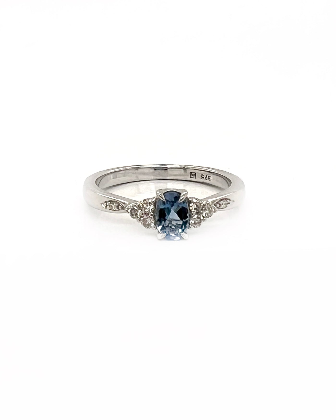 Oval Aquamarine ring with Diamond Shoulders