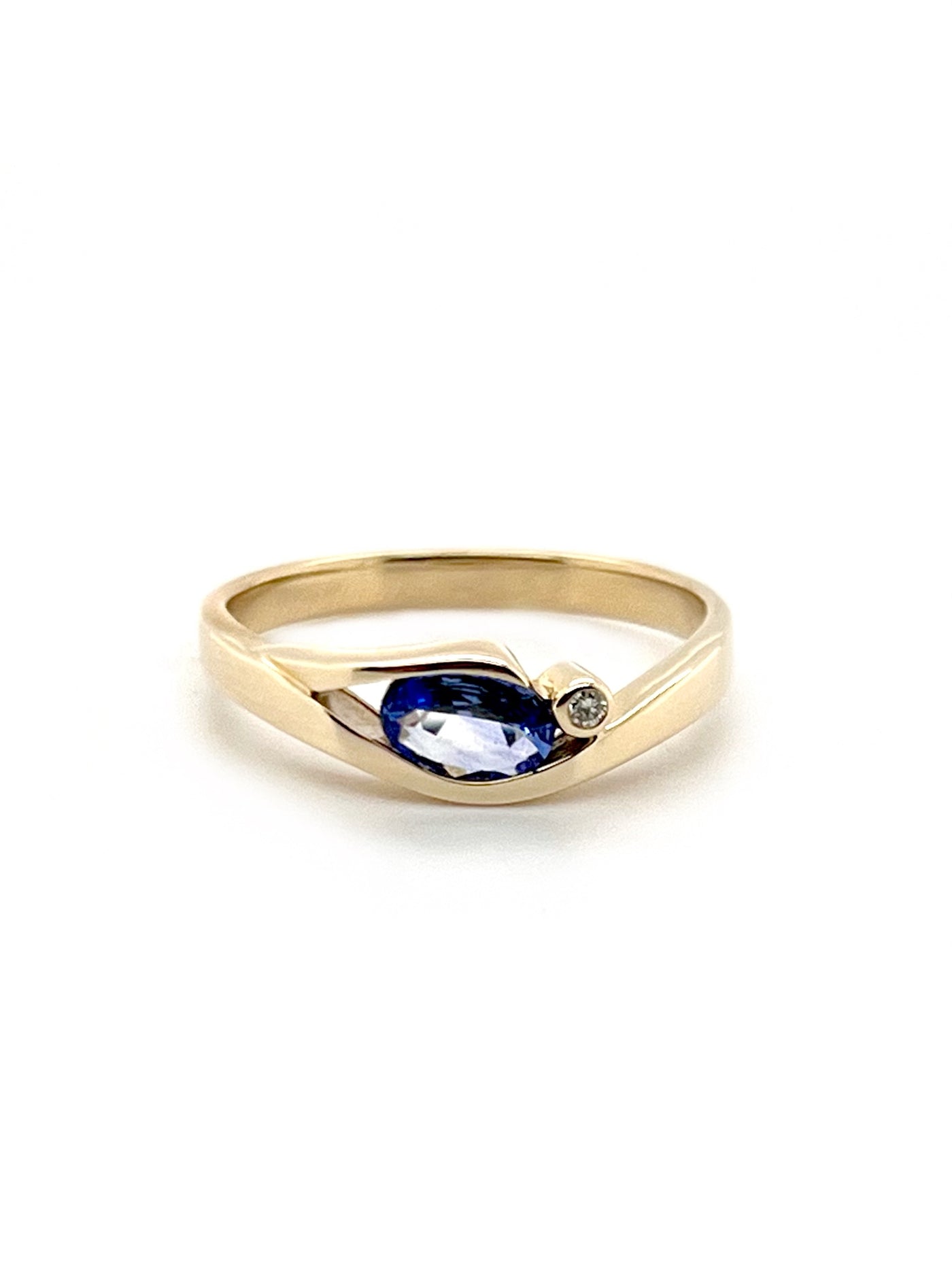 Ceylon sapphire with diamond ring