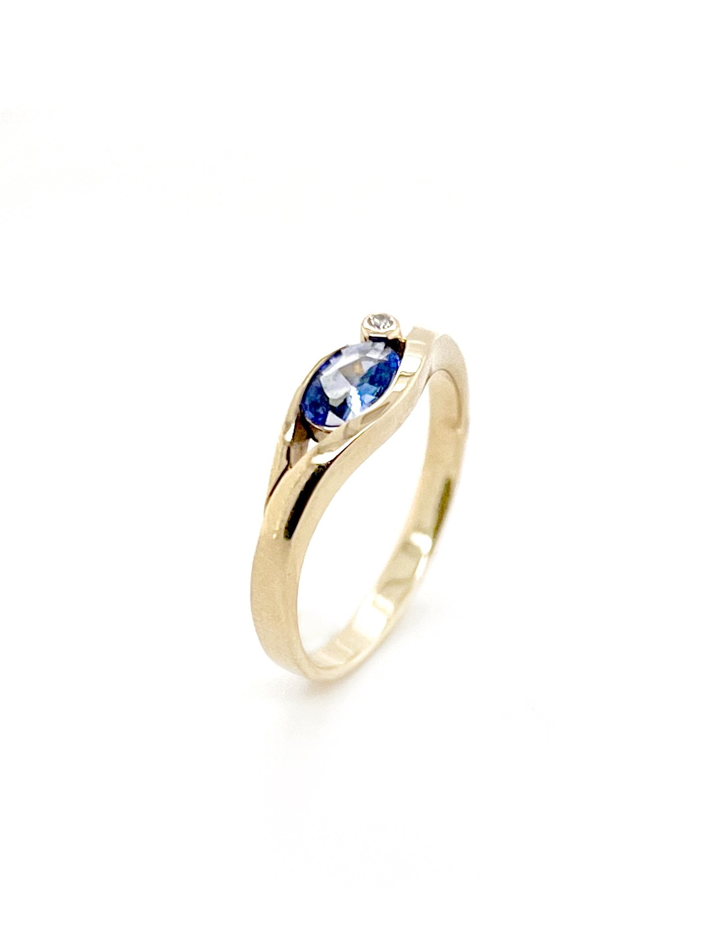 Ceylon sapphire with diamond ring