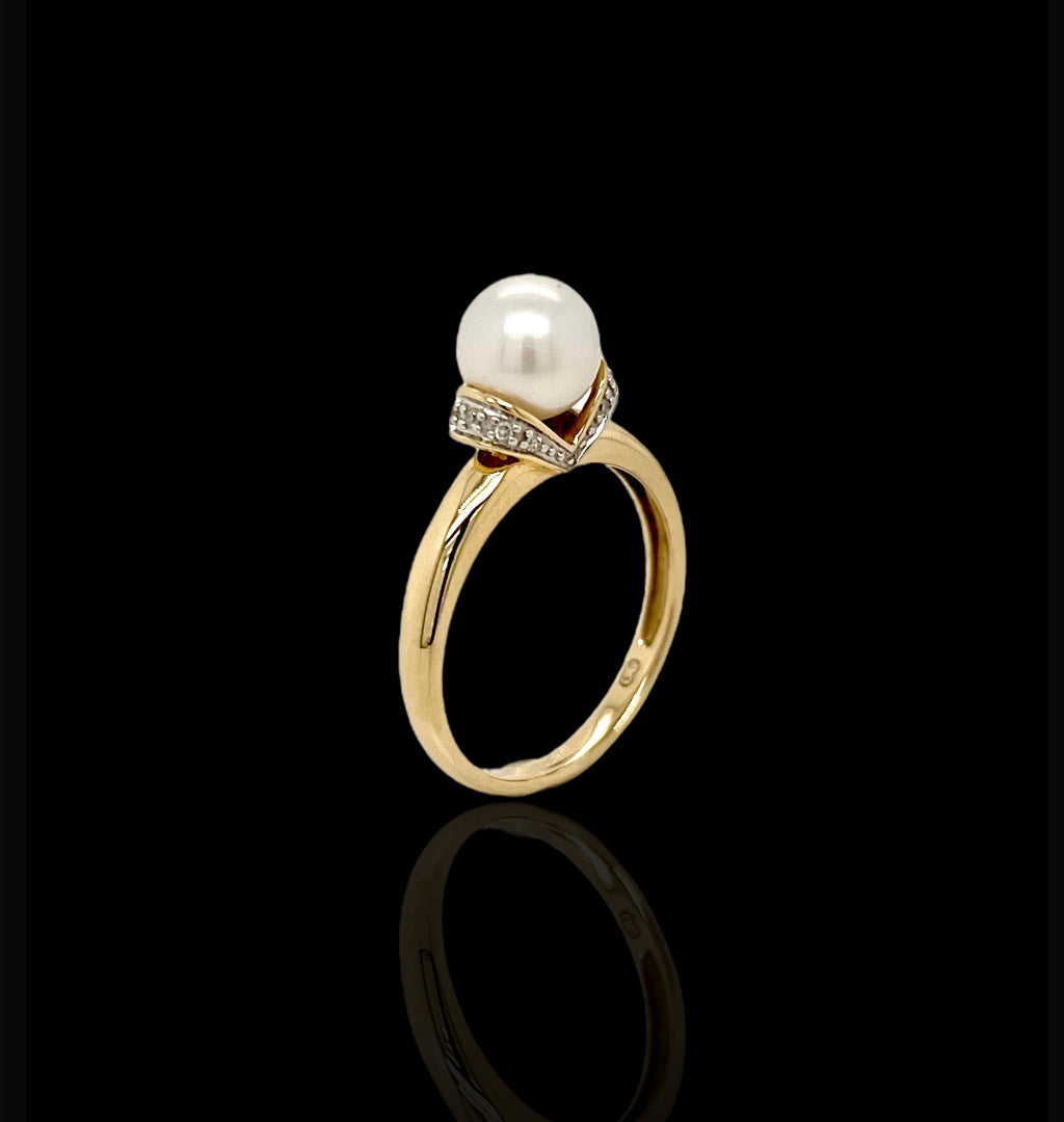 Freshwater Pearl & Diamond Ring