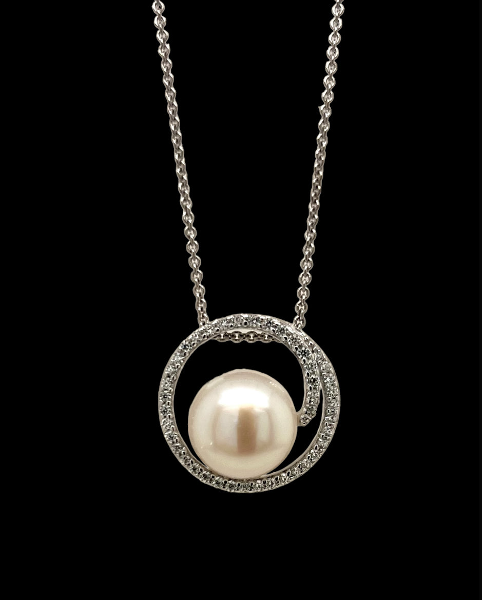 Pearl surfer pendant with chain