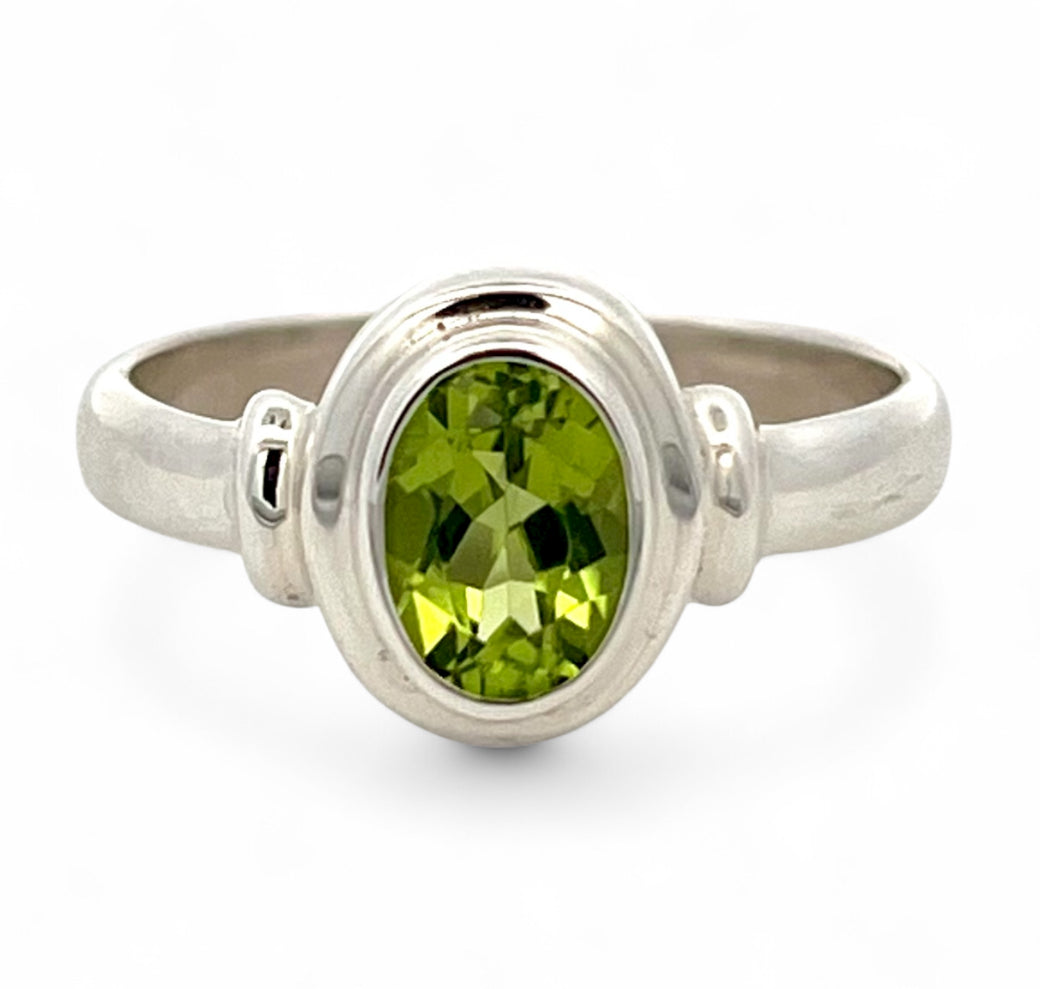 Oval peridot ring
